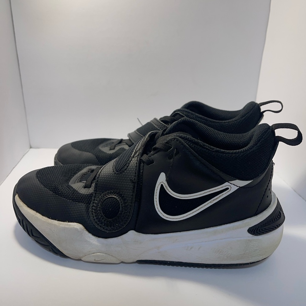 Nike Team Hustle Youth size 5.5Y